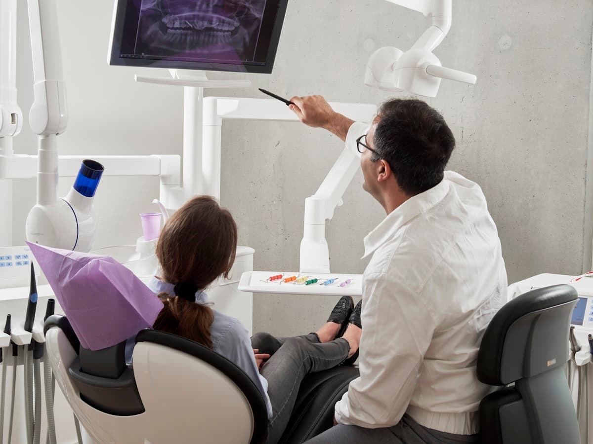 Mulher sorrindo escondido